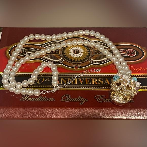 Day of the dead Sugar skull with faux pearls fashion necklace - Picture 3 of 4